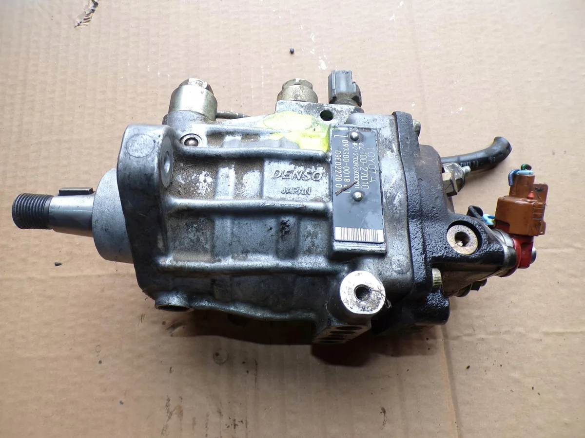 Insprutningspump Toyota Avensis Verso 22100-27010