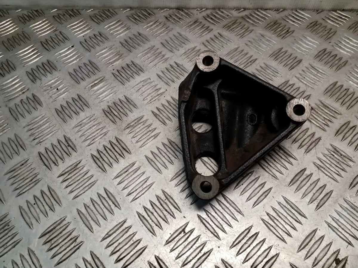 Toyota Auris Engine Mount Right 1231537030 image 4