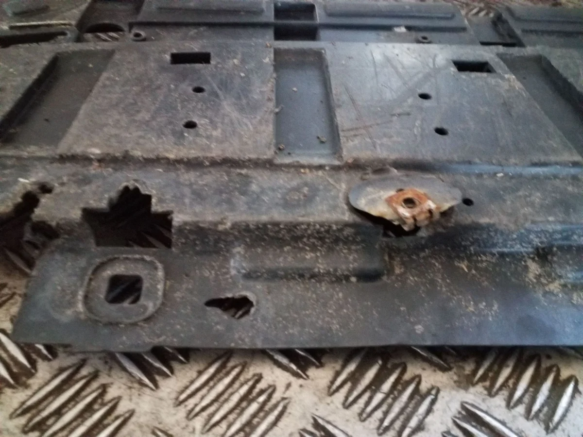 Volvo V40 Cache sous pare-chocs avant VAI60694