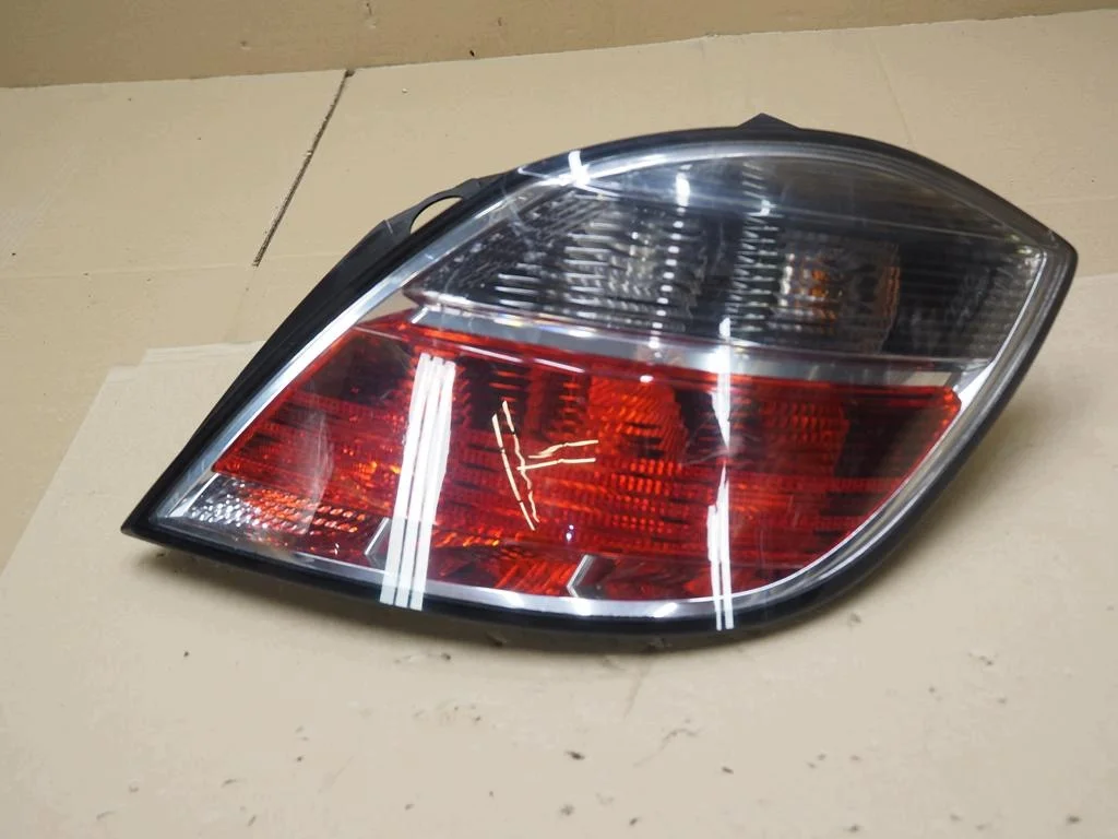 Opel Astra H Lámpara Trasera Derecha 13222325