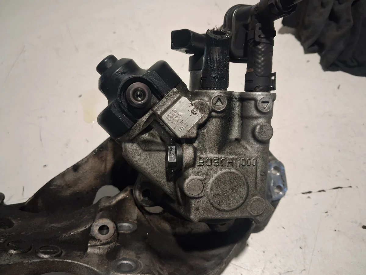 Insprutningspump VW Touran 2.0 TDI 03L130755D