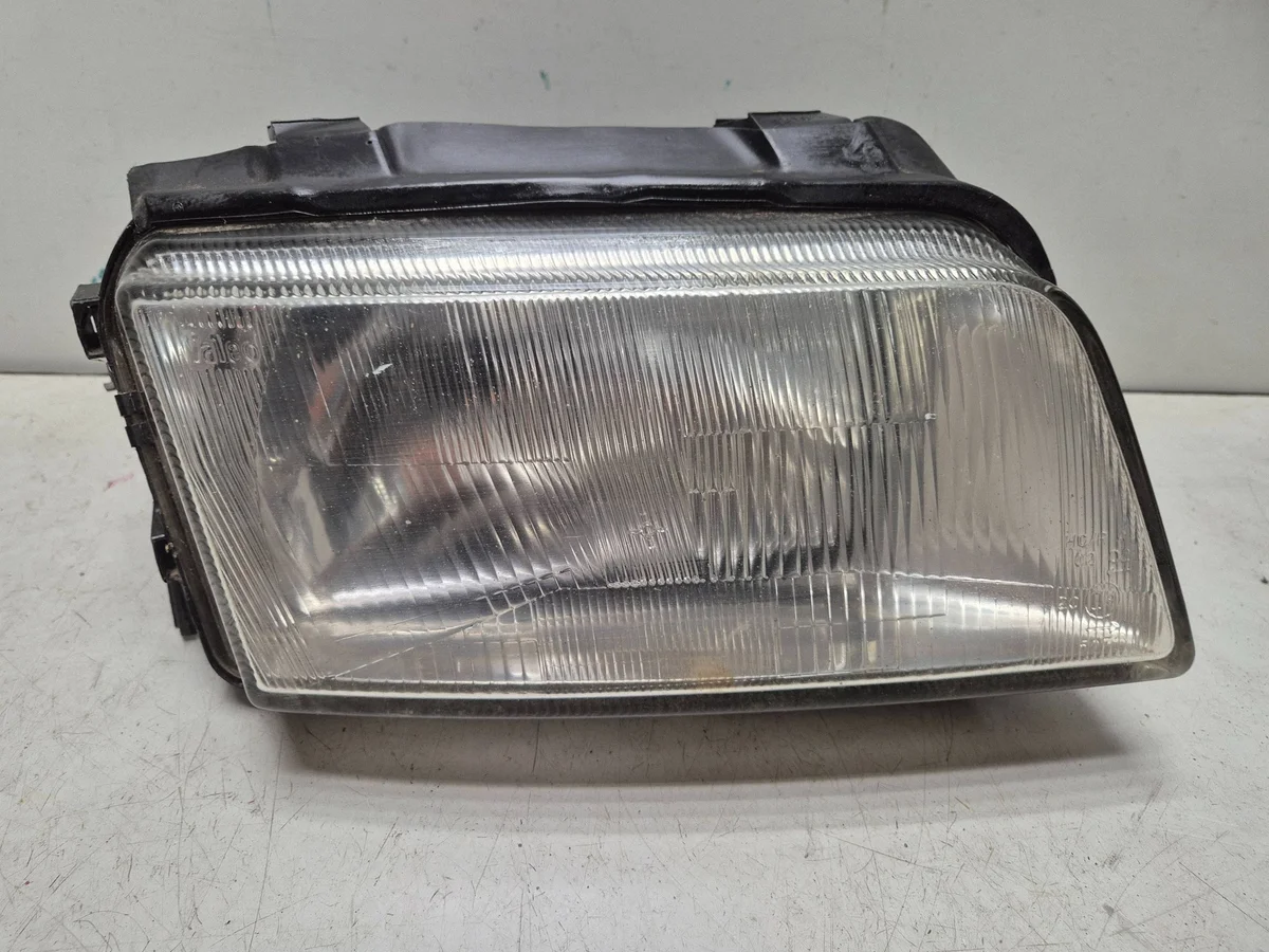 Audi A4 B5 Strålkastare höger 8D0941030A