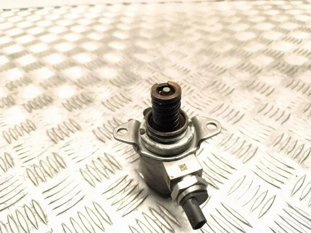Pompe à carburant Audi A3 1.4 TSI 03C127026M image 4