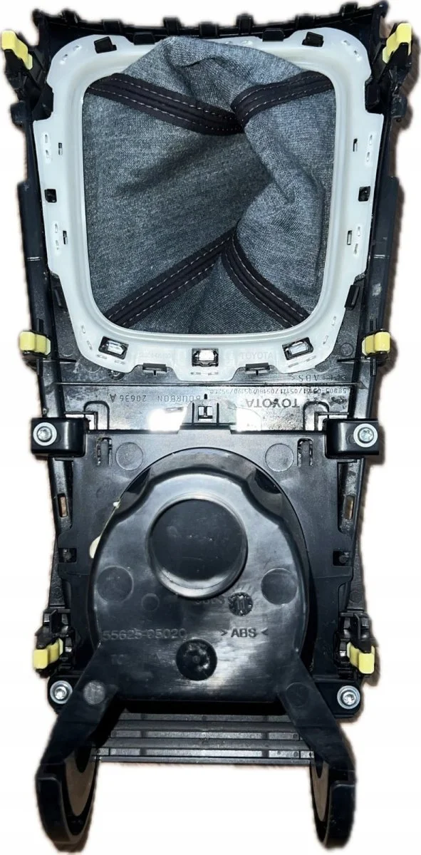 Toyota Avensis T270 vaihdekepin suojus 5562505020
