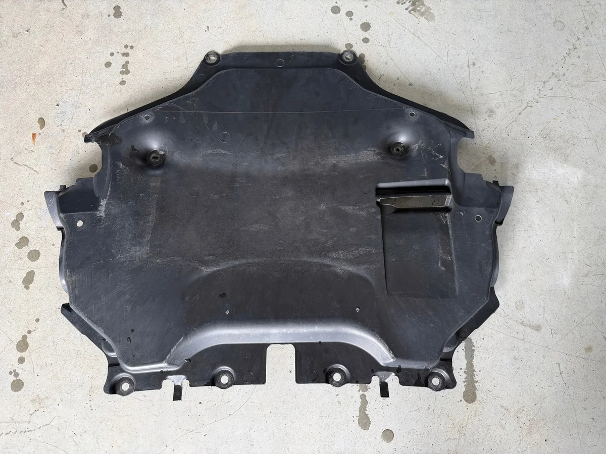 Mercedes W204 W212 Skydd för motor A2125202623