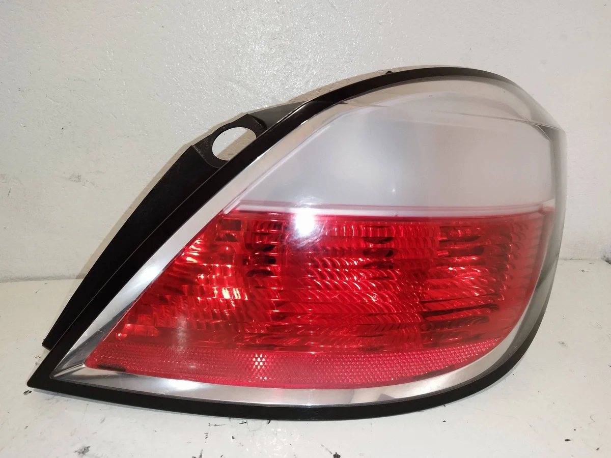 Takavalo oikea Opel Astra H HB XER13730