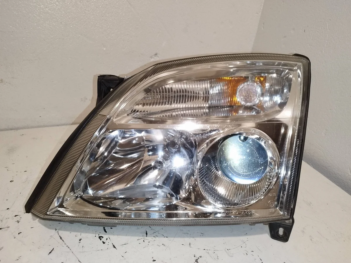 Opel Vectra C ajovalojen vasen etuosa XER13732