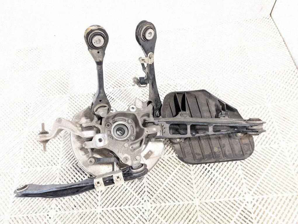 BMW 7 G70 takapyörän napa vasen 6898353