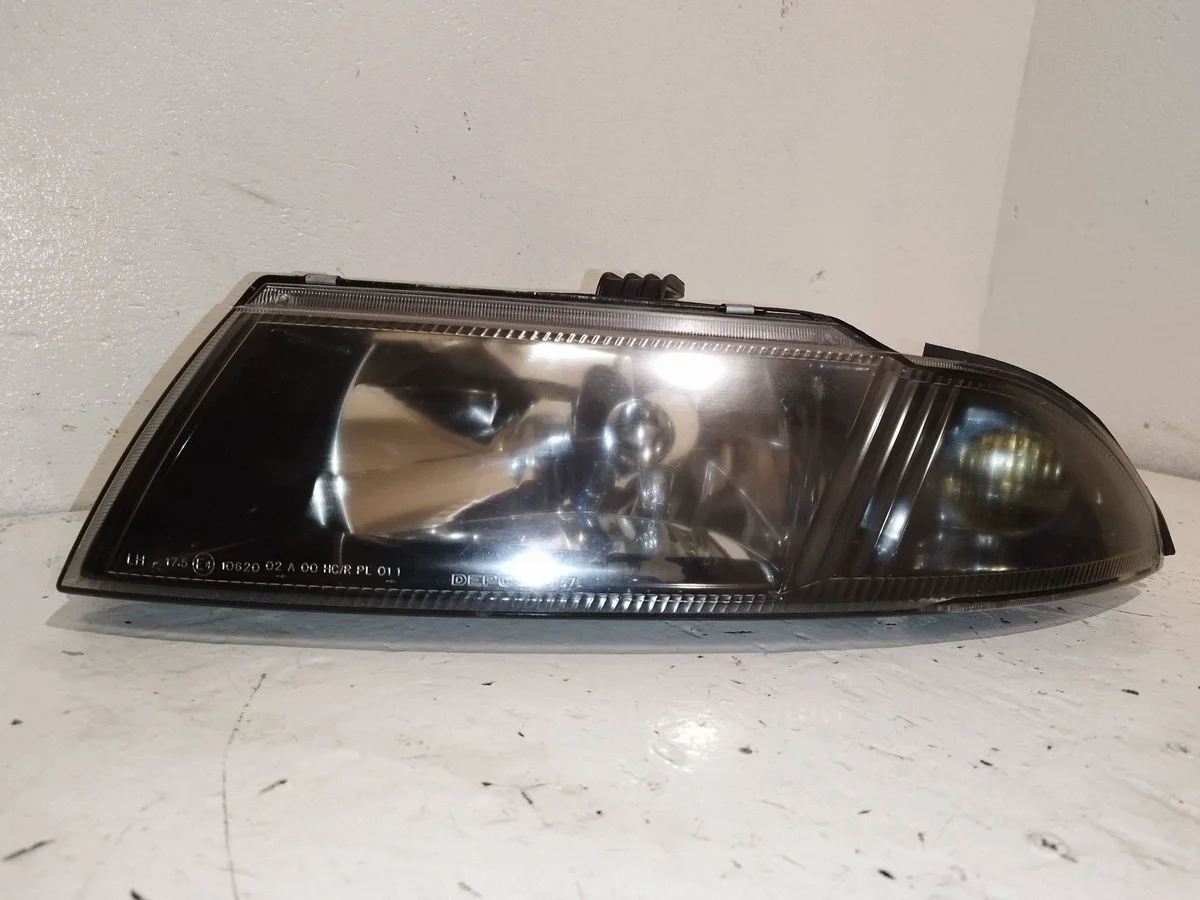 Mitsubishi Carisma ajovalojen vasen XER13742