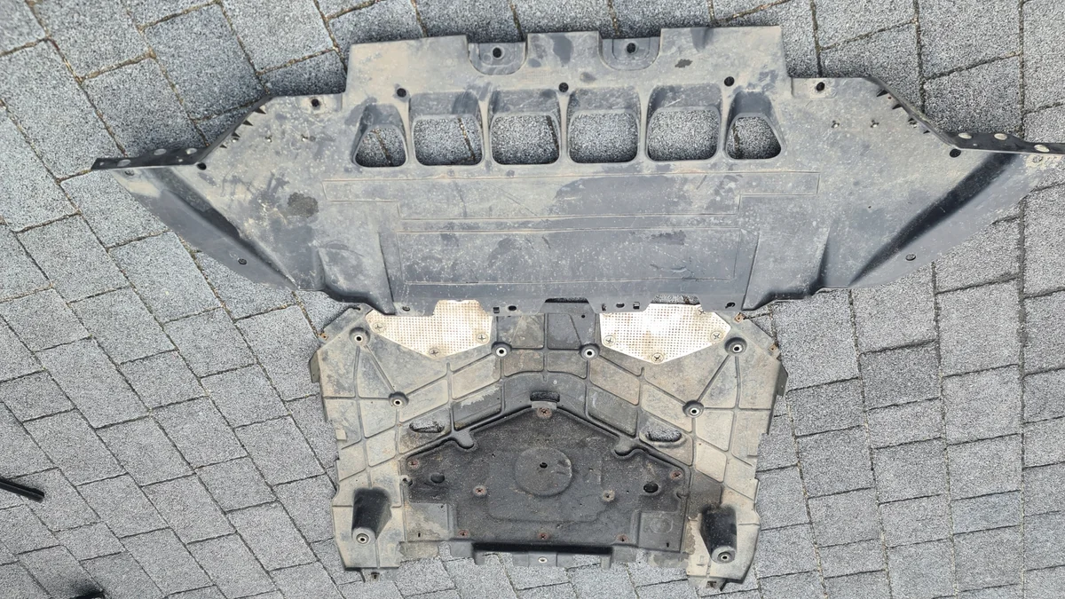 Placa inferior motor Maserati GHIBLI 670009531