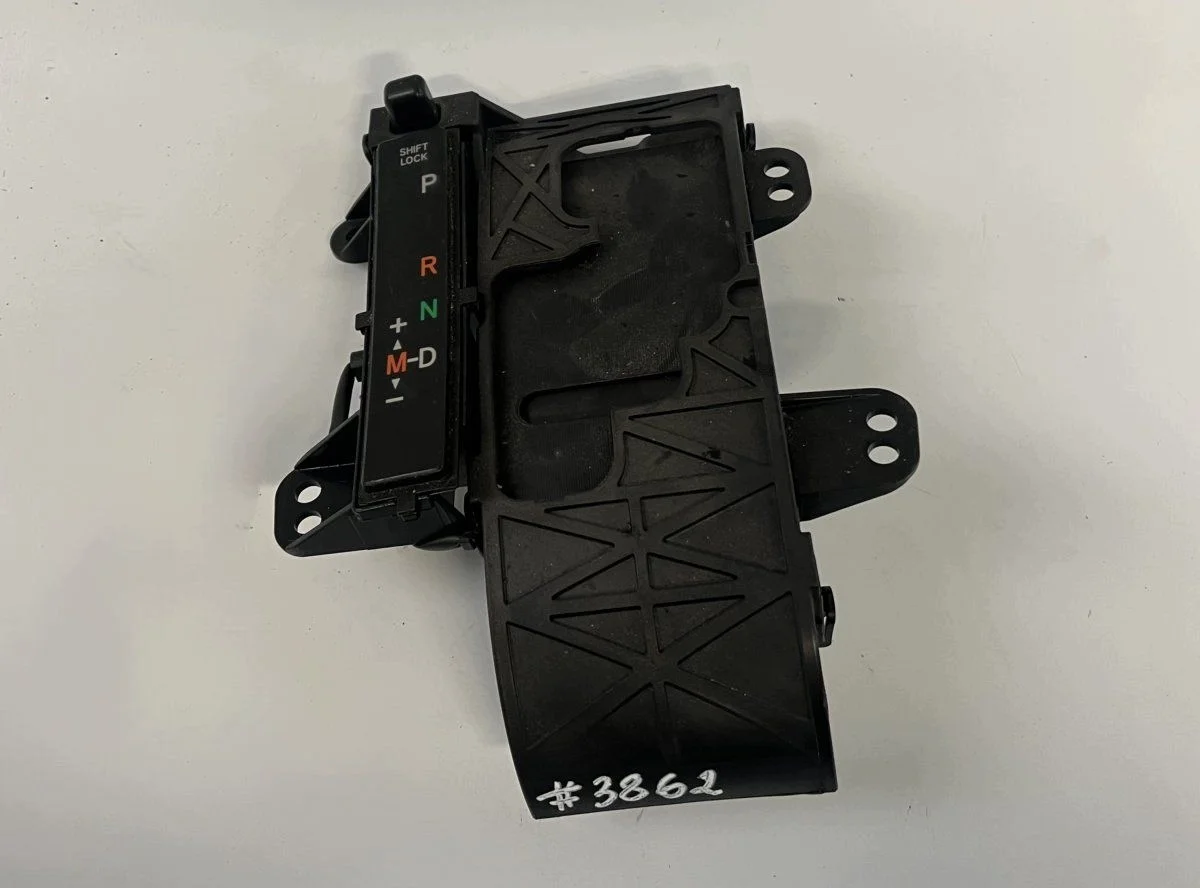 Cache levier de vitesses Toyota Avensis 76E720-LH