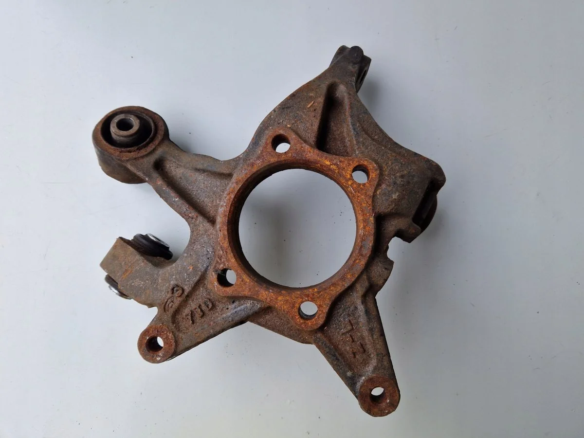 Laakerin kotelo taakse vasen Subaru Impreza 28411FG010