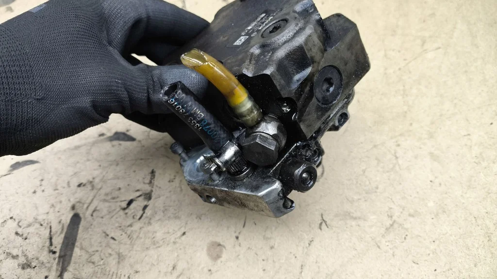 BMW 7 (E65, E66, E67) Fuel Pump 7795713 image 4