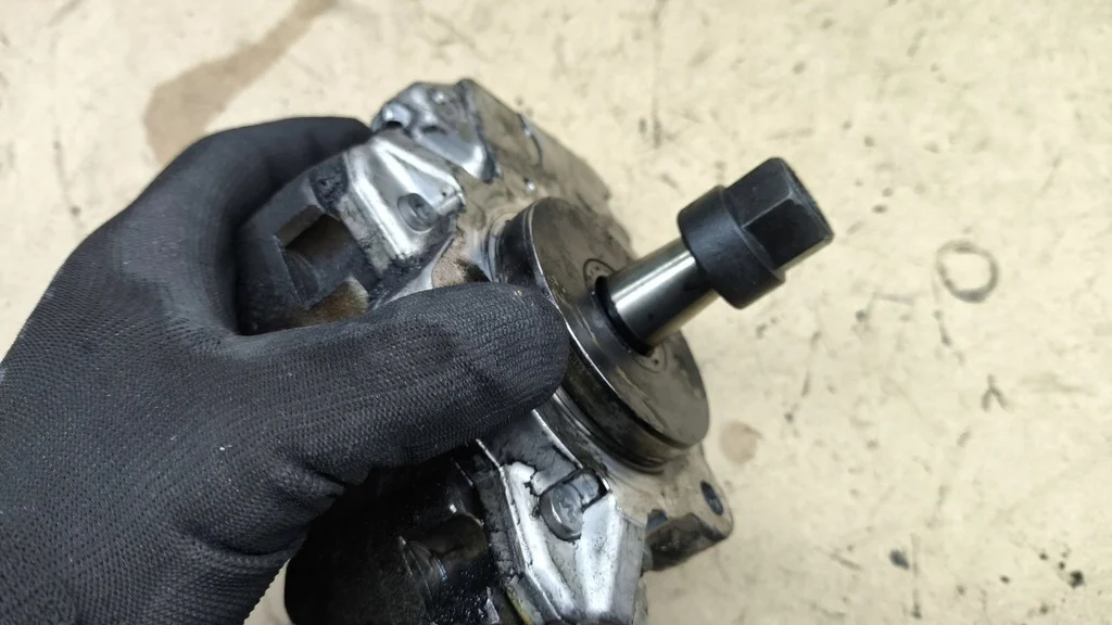 BMW 7 (E65, E66, E67) Fuel Pump 7795713 image 7