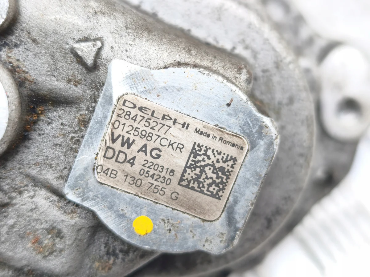 Polttoainepumppu Skoda Octavia 1.6TDI 04B130755G image 3