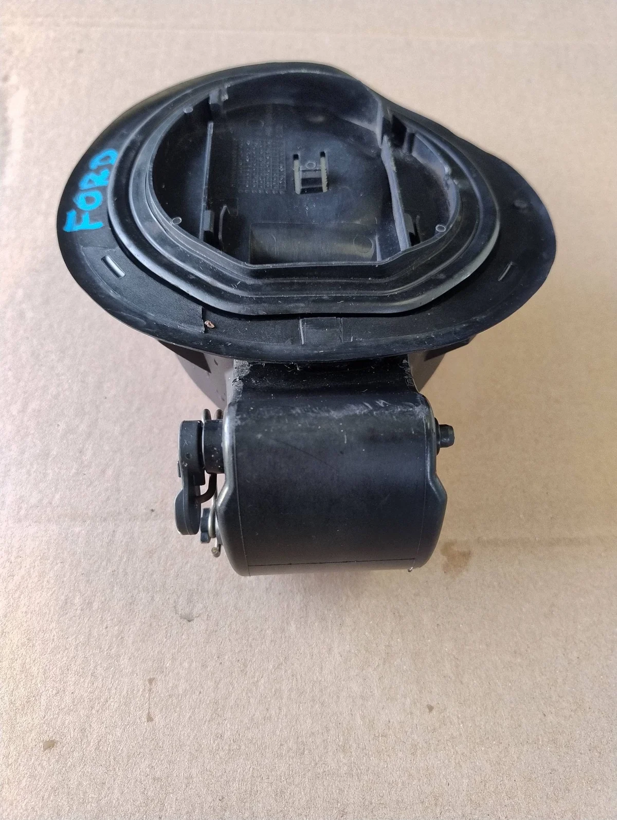 Polttoainetankin luukku Ford Mustang FR3B-6327936-AJ