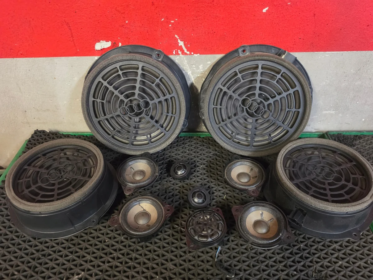 Kaiutinsarja Audi A5 Bang & Olufsen 8T0035415B