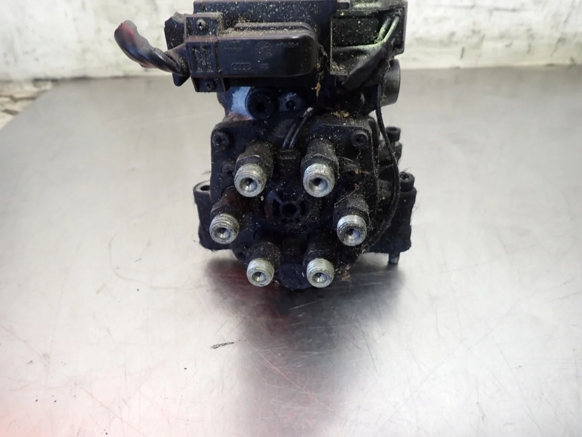 Injection Pump Audi A6 2.5 TDI 059130106D image 3