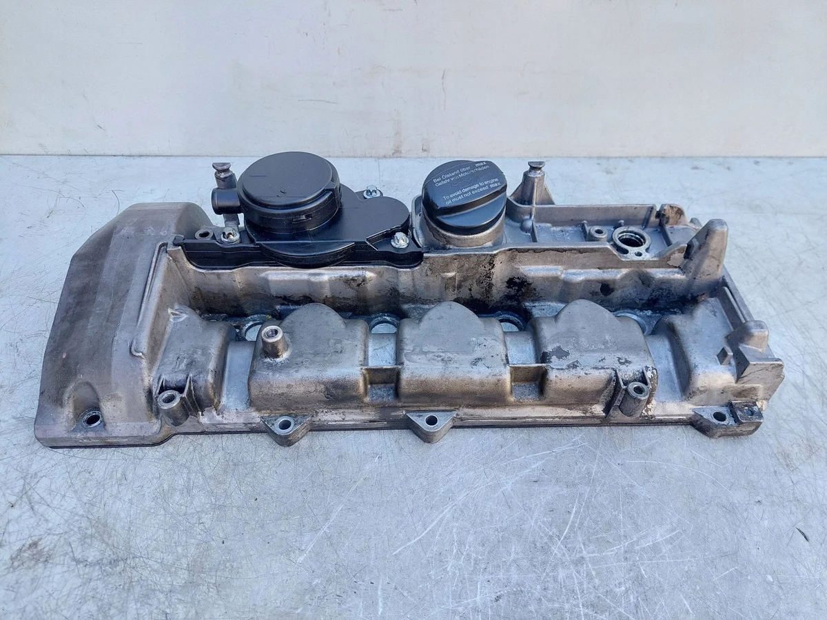 Copertura valvole Mercedes-Benz 6110161305
