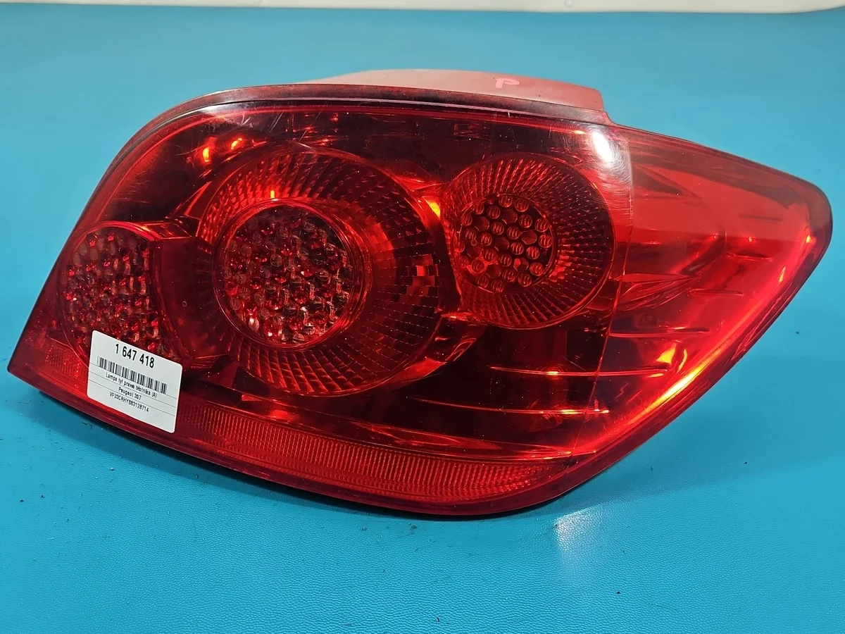 Luz trasera derecha Peugeot 307 HB