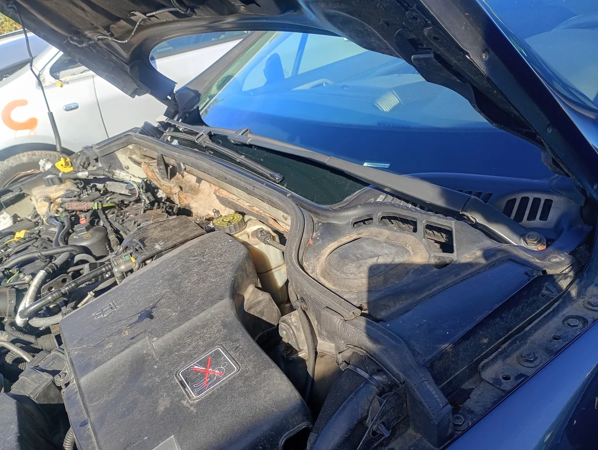 Peugeot 407 SW Under Wiper Panel