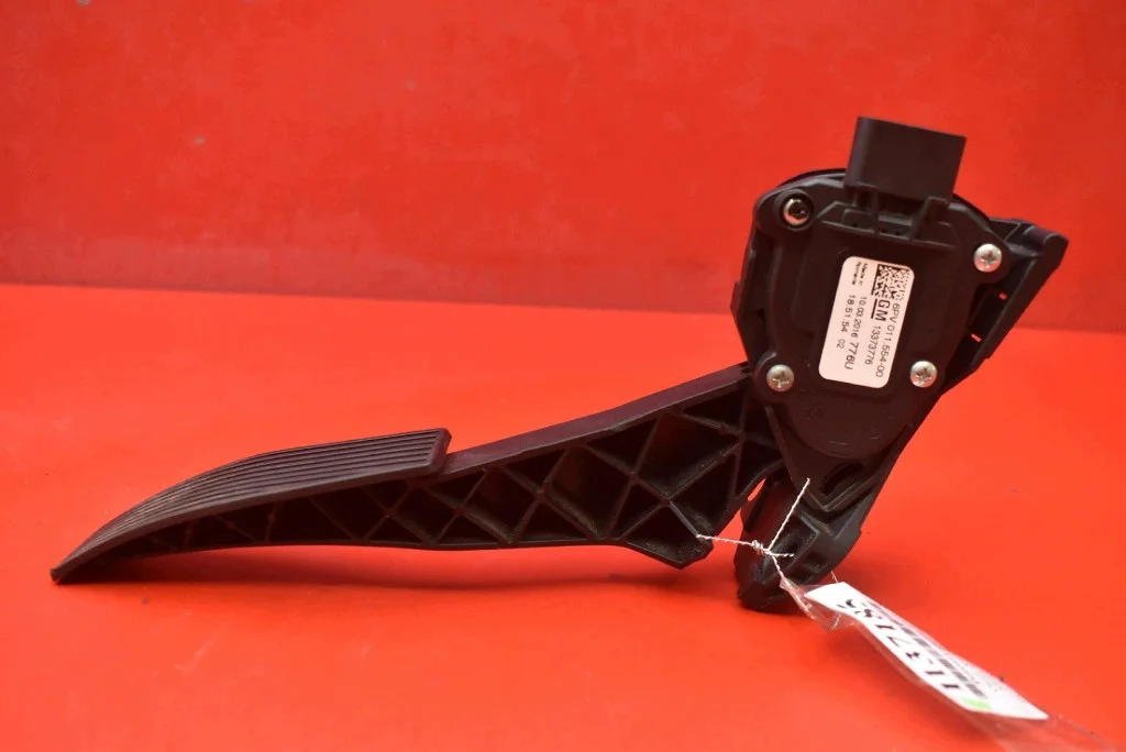 Kaasupolkimen potentiometri Opel Astra 13373776