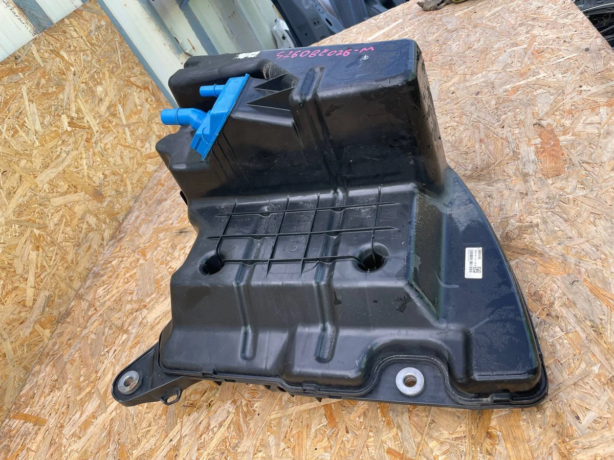 AdBlue-säiliö Audi A4 B9 8W0 8W0131969J