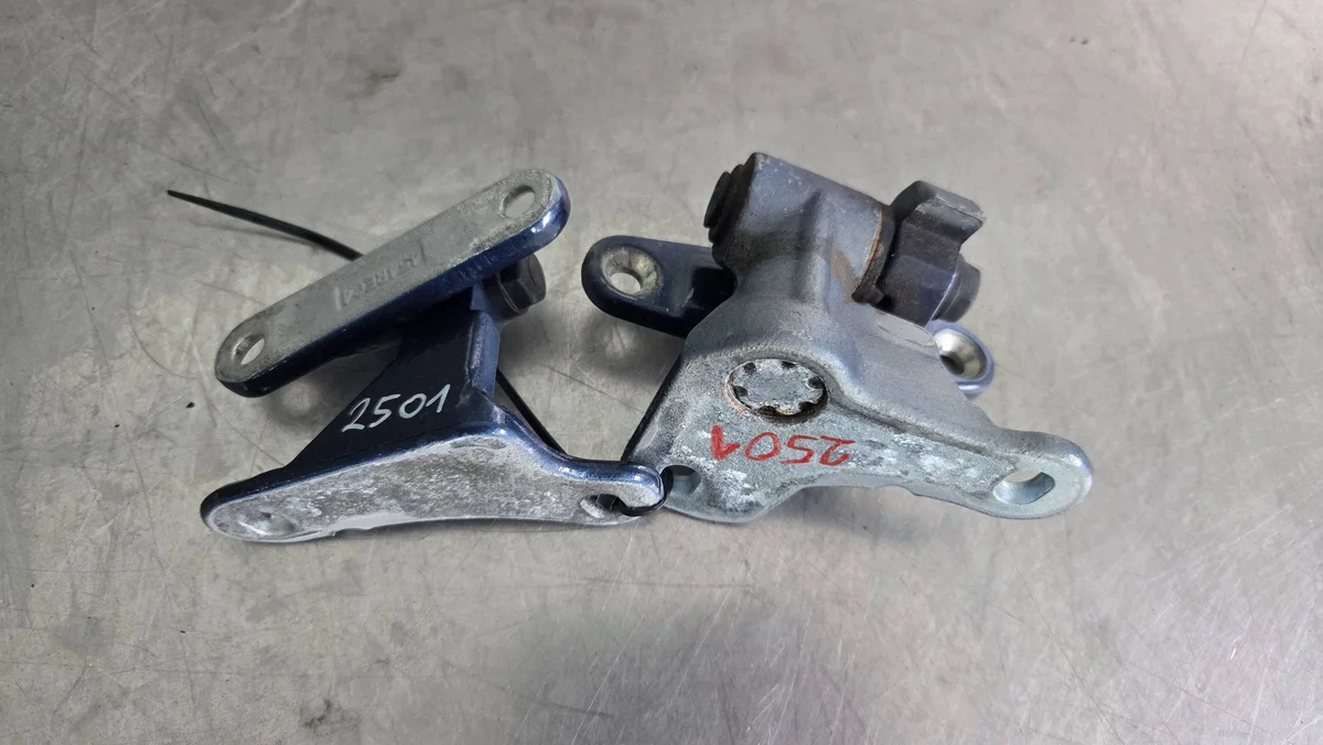 MERCEDES W245 W169 Cerniera Porta Destra Anteriore DQN2096