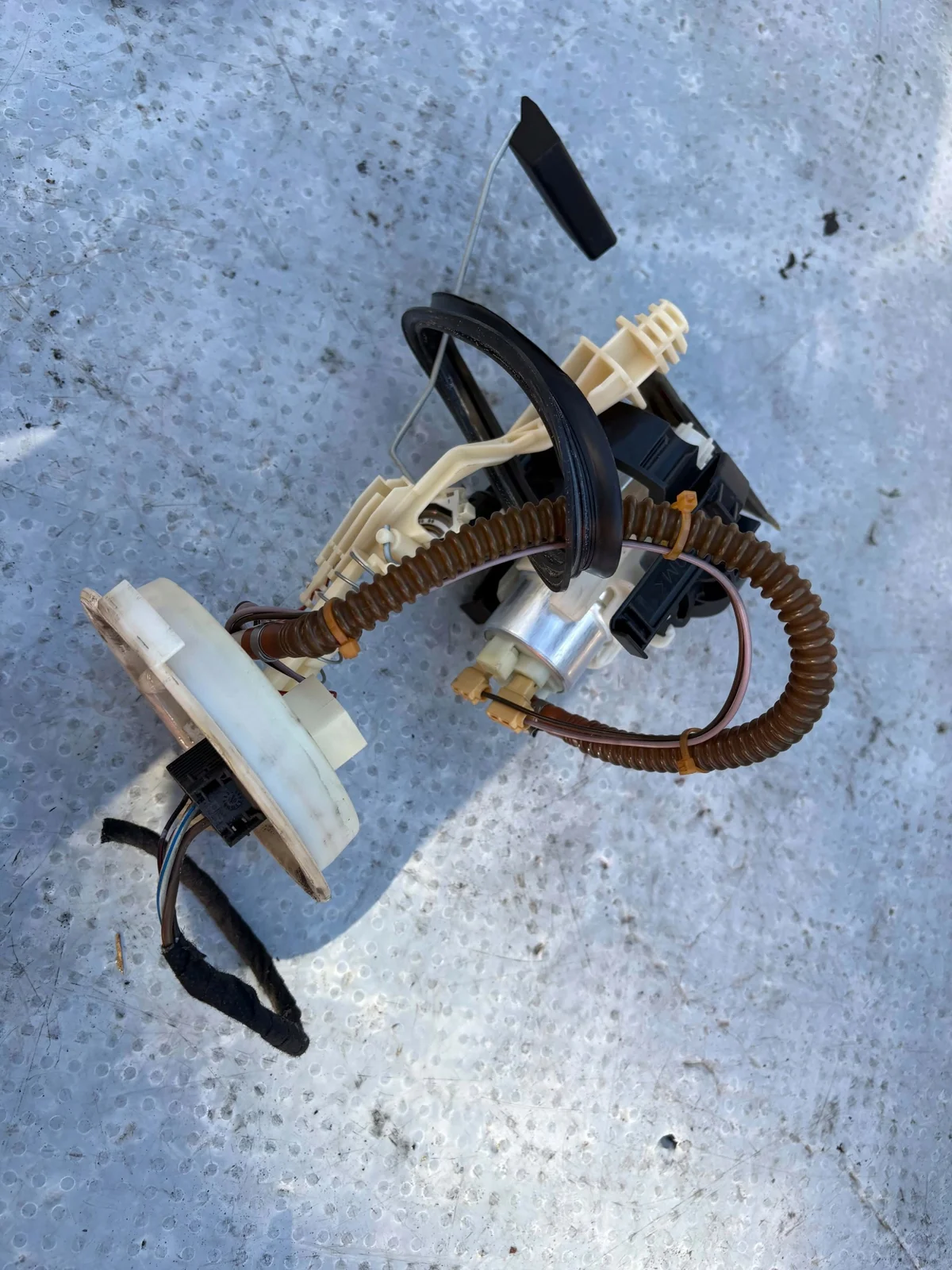 Pompe à carburant BMW 5 E39 2.2i 1183130