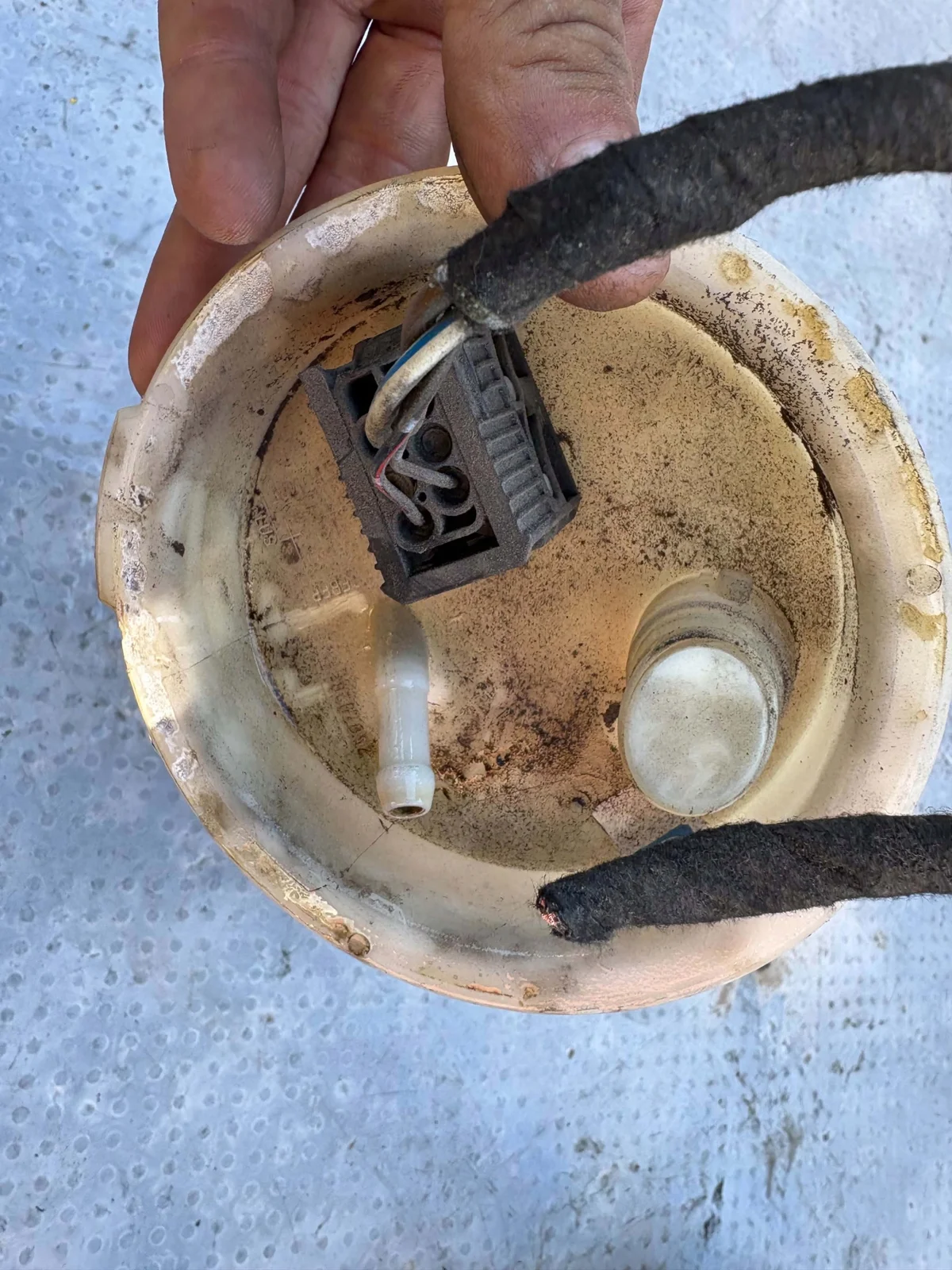 Pompe à carburant BMW 5 E39 2.2i 1183130
