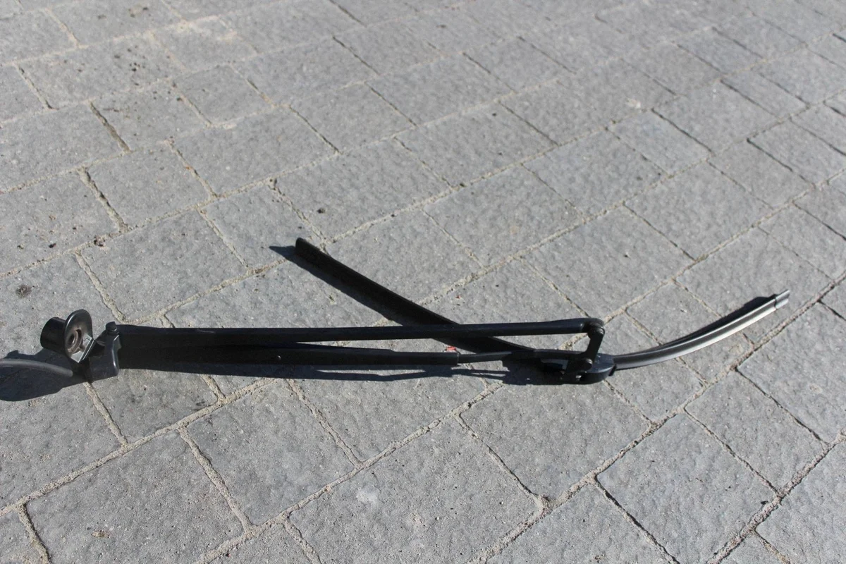 Braço Limpa Para-brisas Dianteiro Toyota Yaris BGK3659