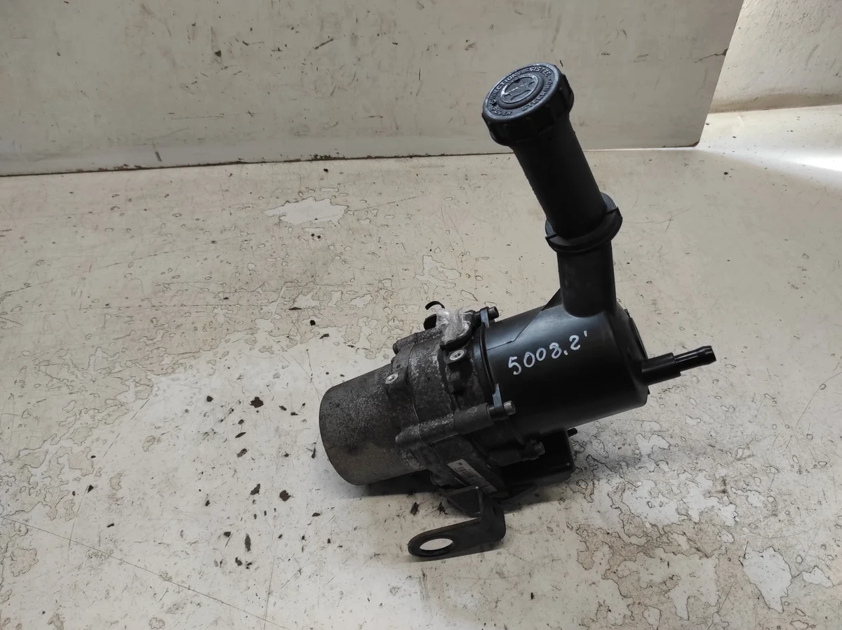Ohjaustehostimen pumppu Peugeot 5008 9675811080