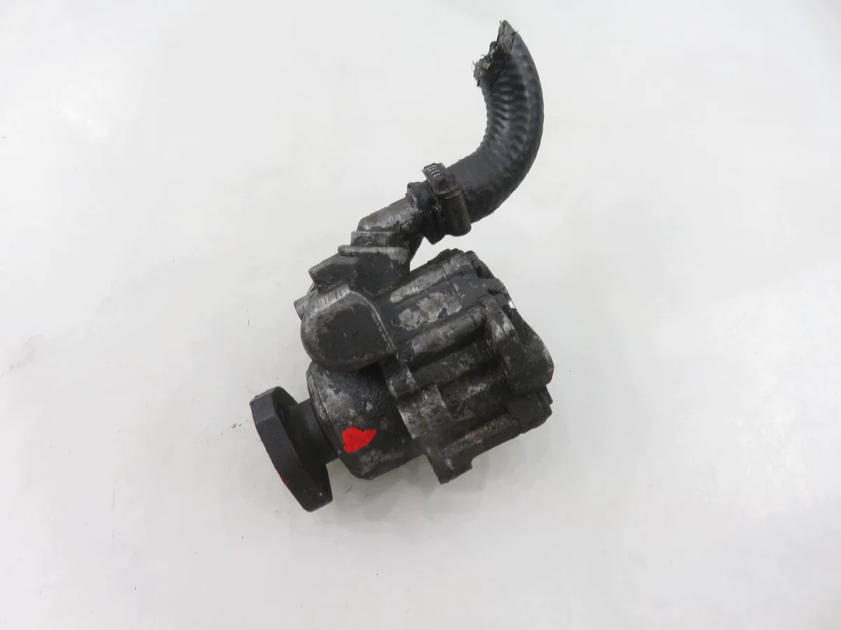 Ohjaustehostimen pumppu VW Golf III 1.9 TDI M1152038-028145157D
