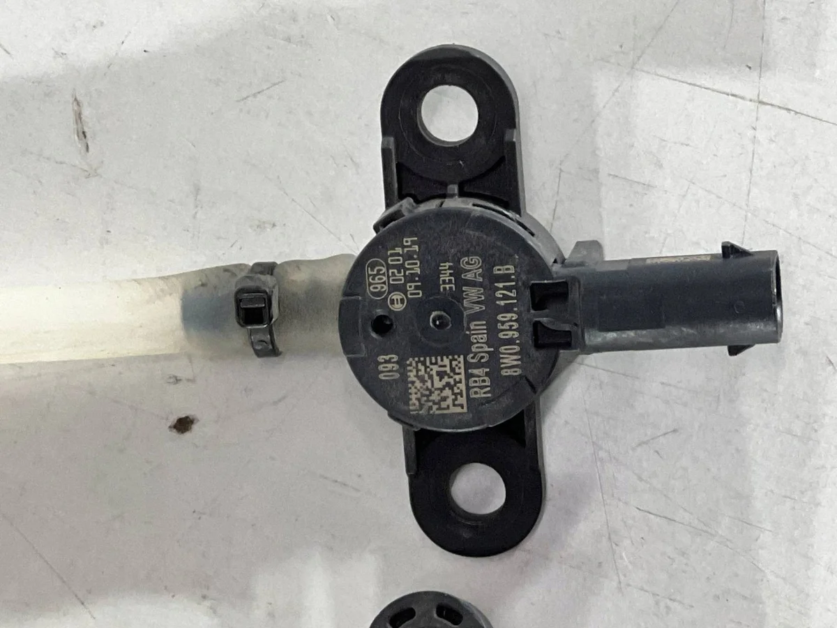 Anturi (airbag) eteen Audi A4 S4 B9 8W0959121B image 4