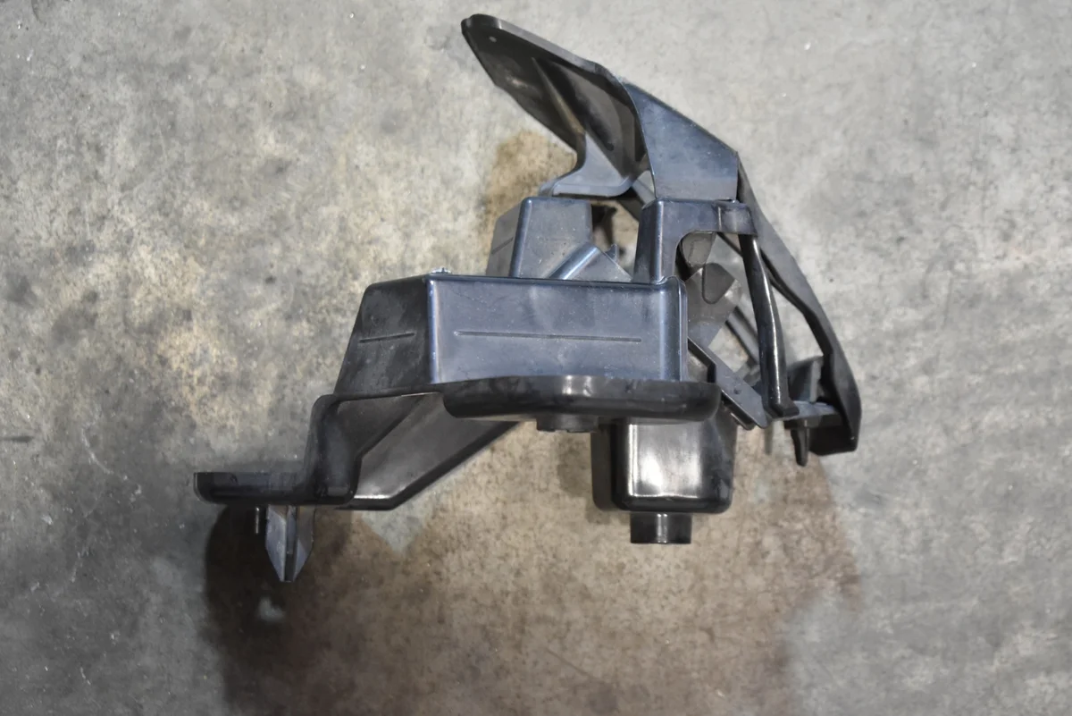 Mercedes W177 vasen kiinnike A1778851403