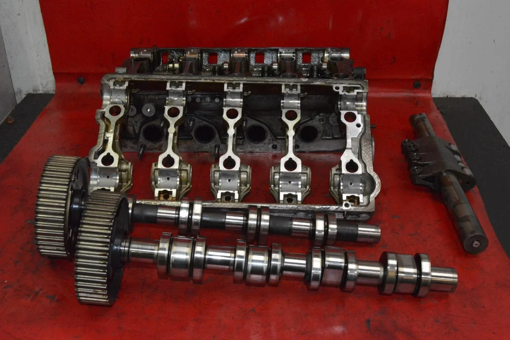 Volkswagen Passat B6 Cylinder Head 03G103373A