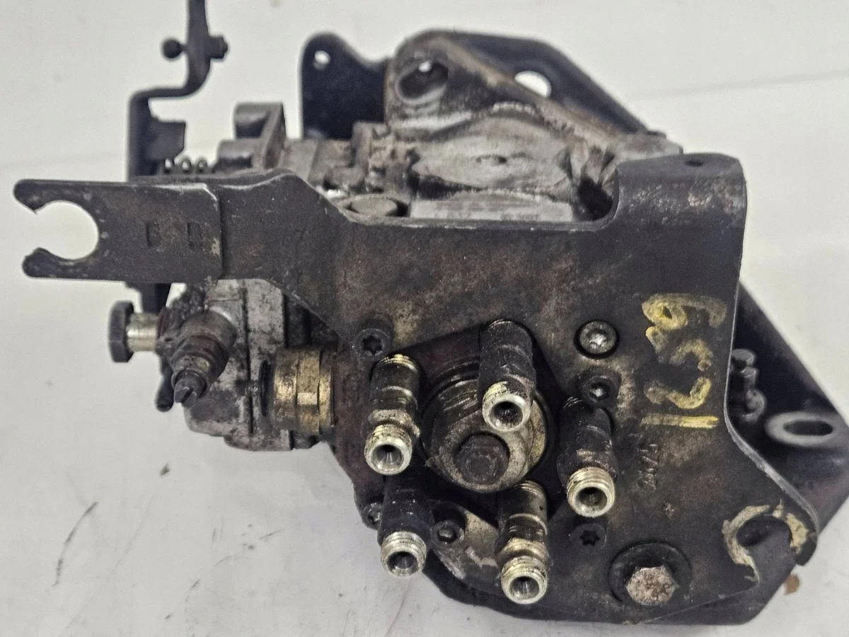 Polttoainepumppu VW T4 2.4 Diesel 074130108S image 3
