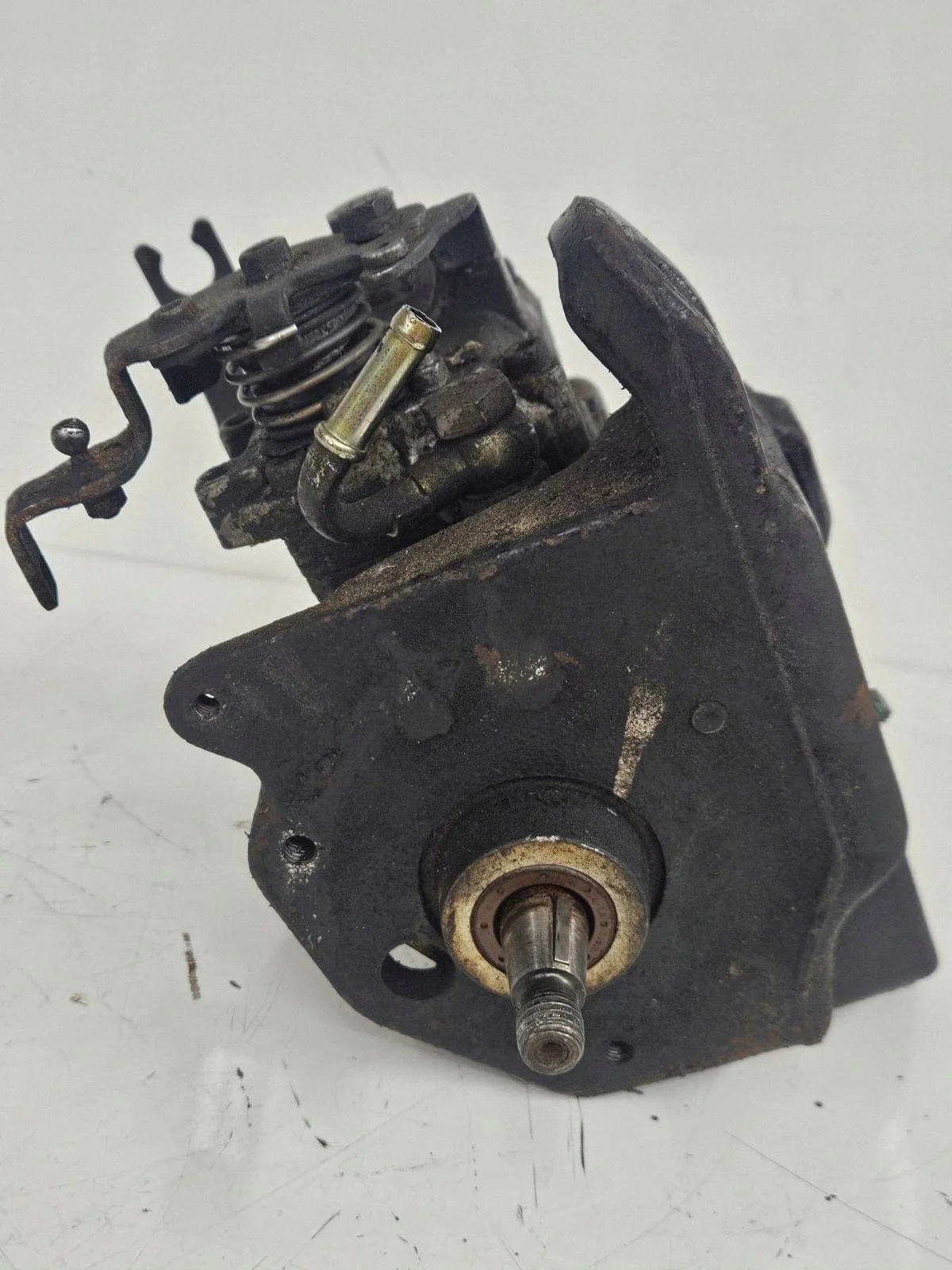 Polttoainepumppu VW T4 2.4 Diesel 074130108S image 4