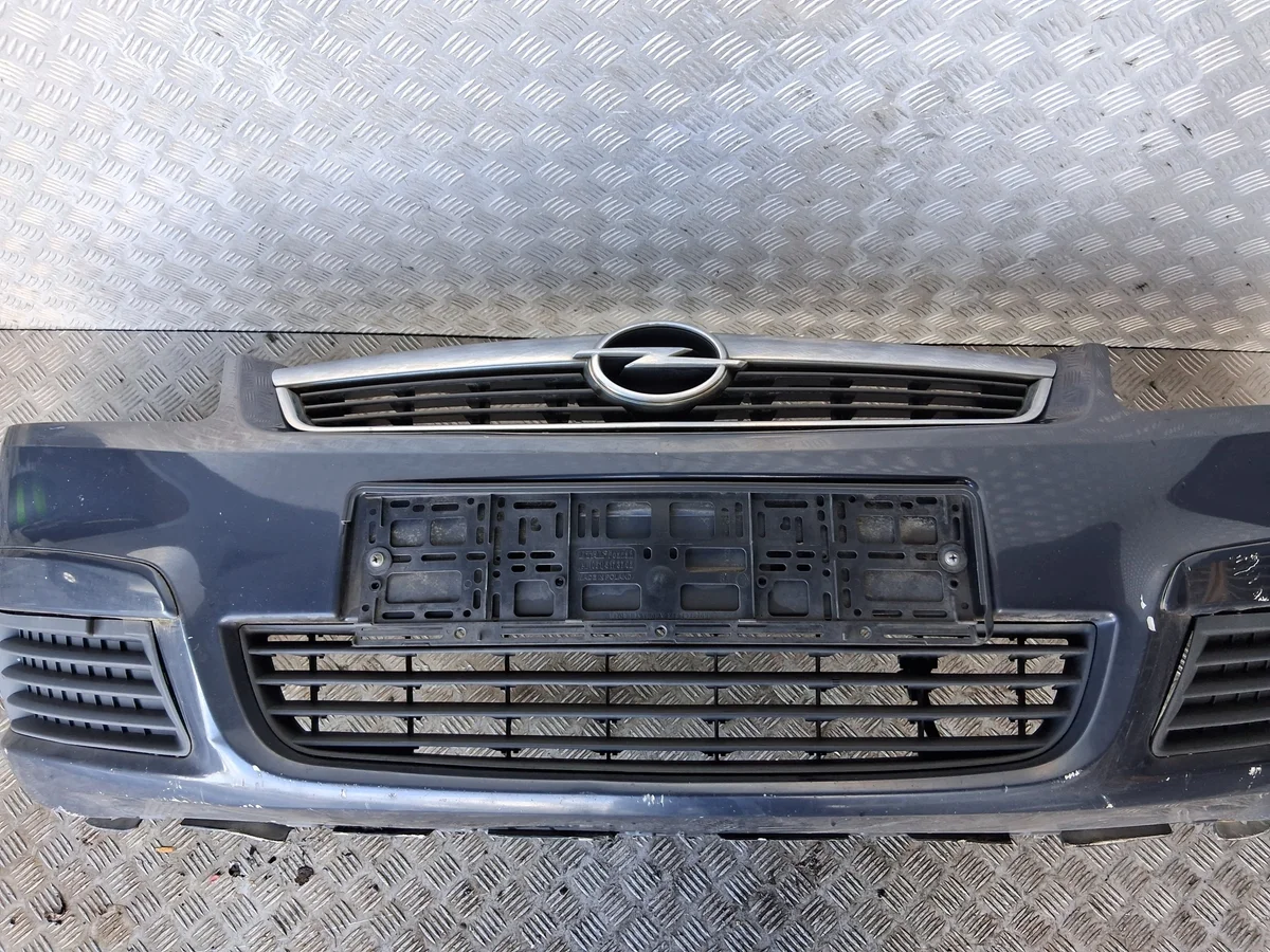 Opel Zafira B etupuskuri grillillä