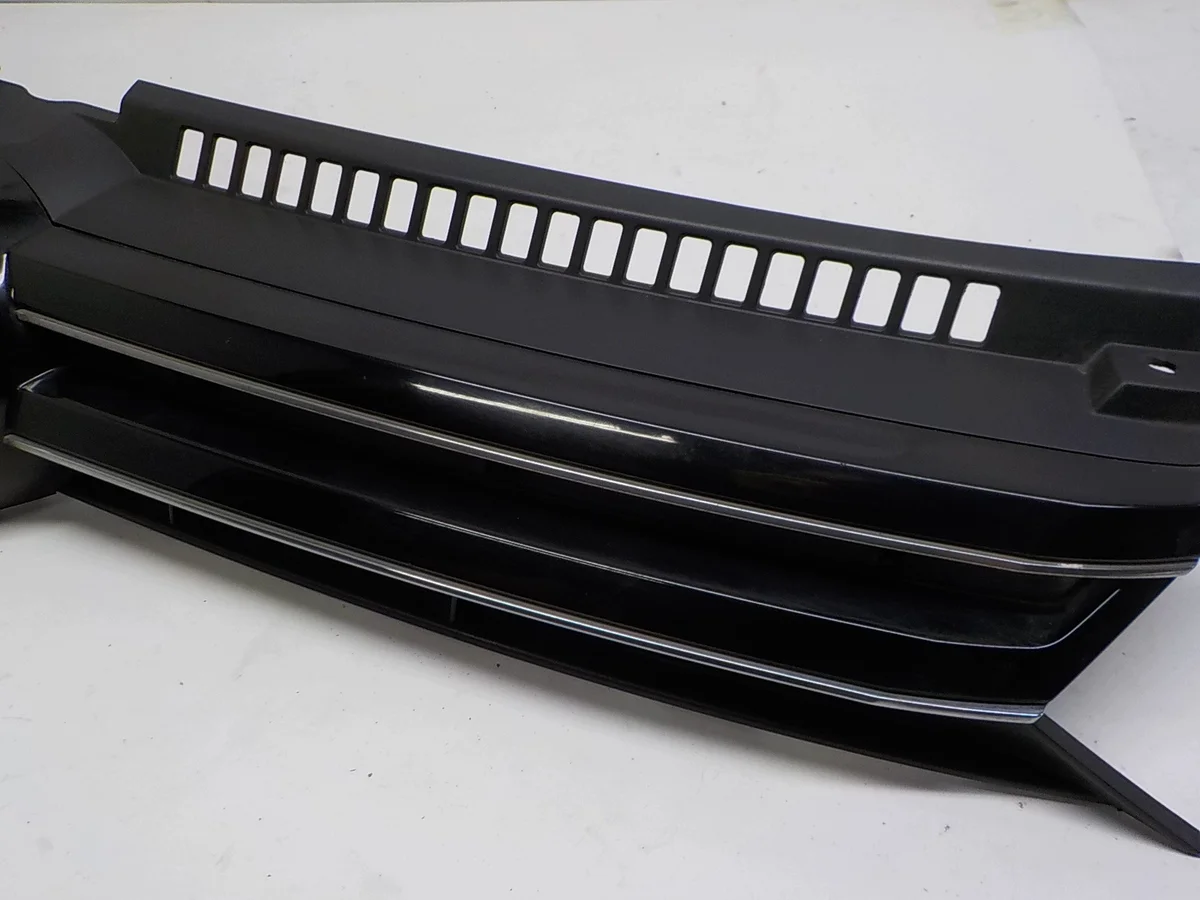 VW Golf Plus VI Grill 5M0853653D image 6