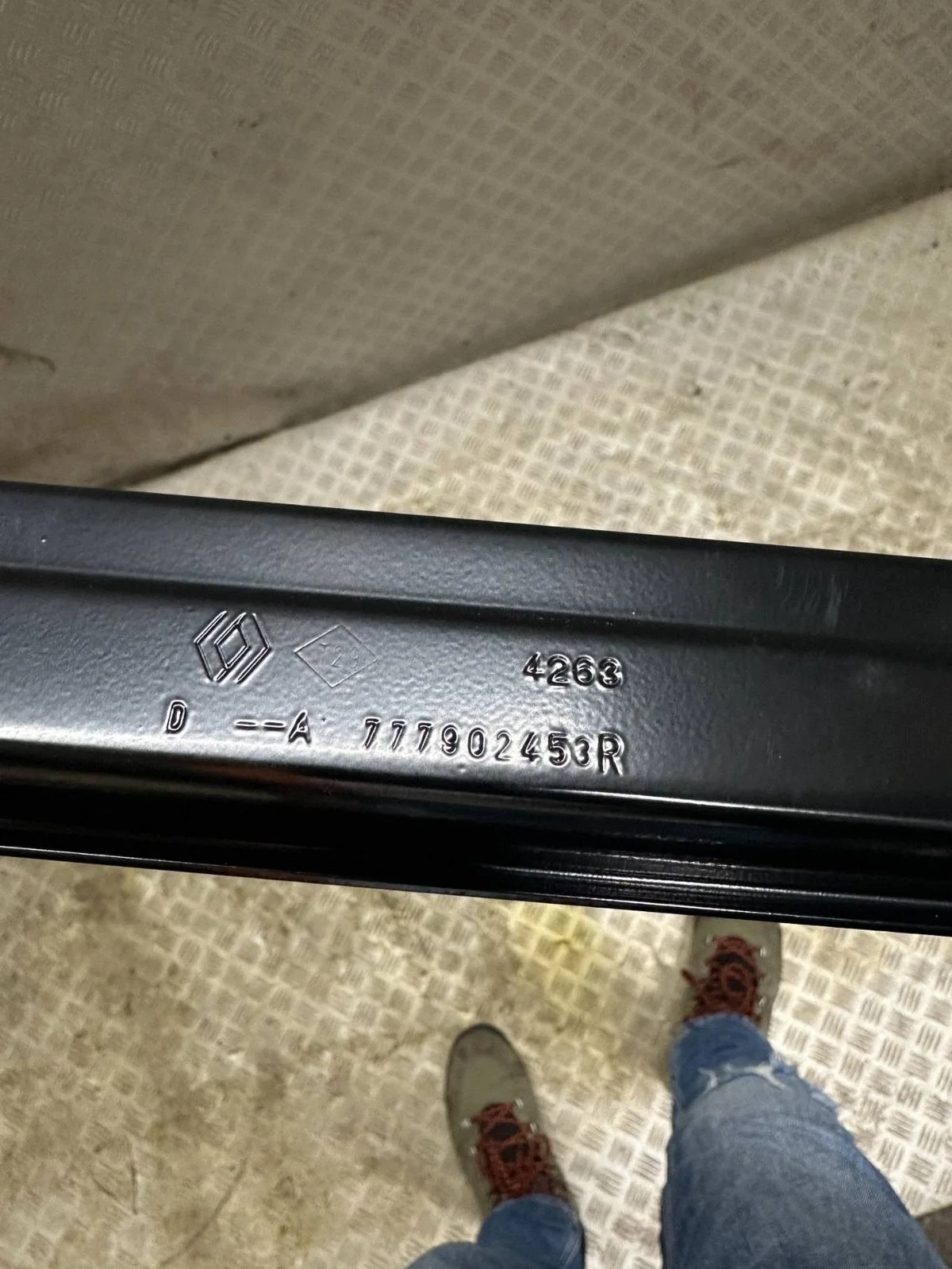 Carril inferior puerta corredera Renault Master IV 777902453R