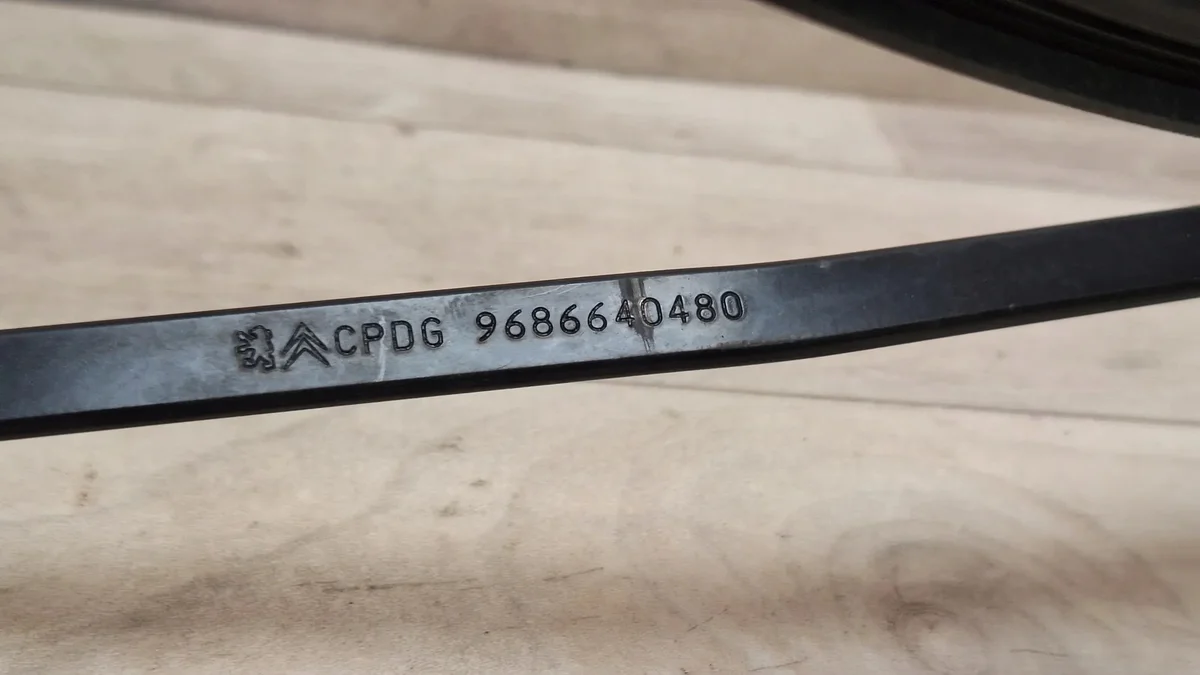 Pyyhkimien varsi oikea Citroen C4 Picasso 9686640480