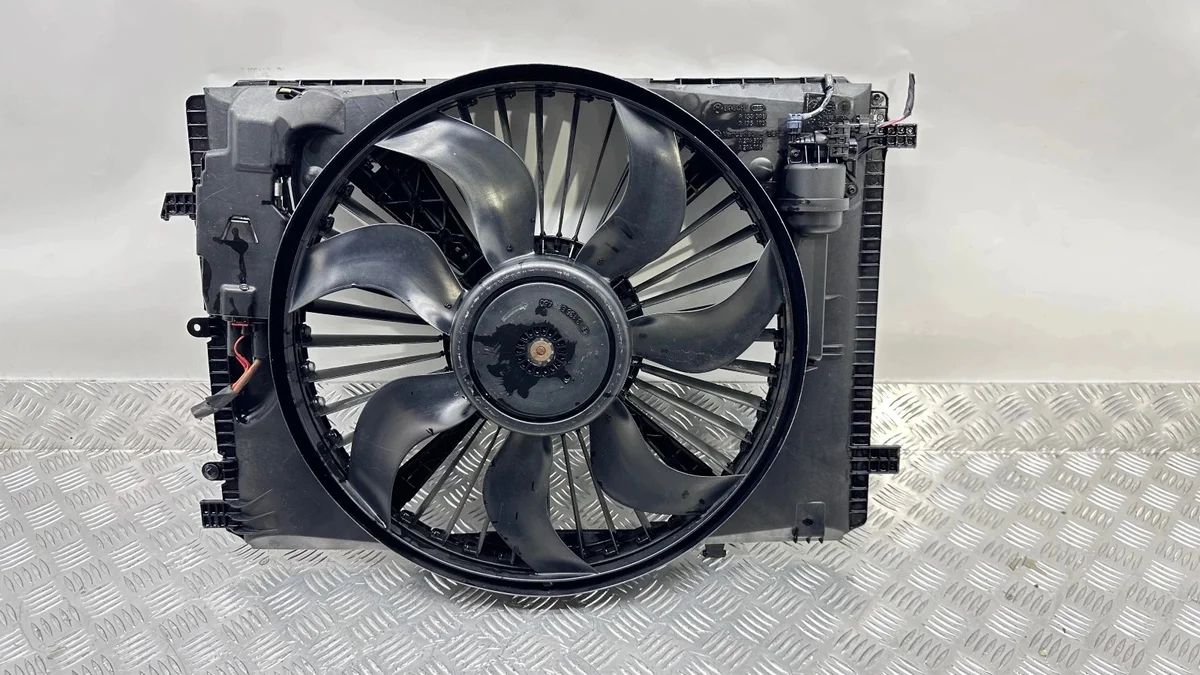 Mercedes-Benz CLA C117 Ventilator Radiateur A2045001255