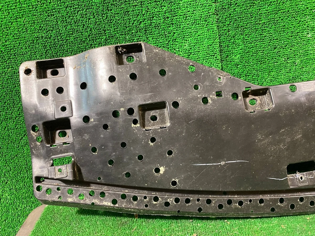 Suzuki Baleno 7246168P1 etupuskurin suojus