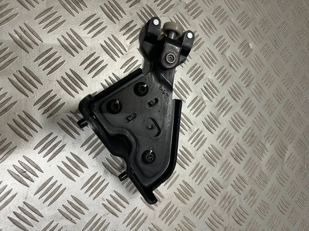 Lower Door Hinge Right Renault Master IV D2524