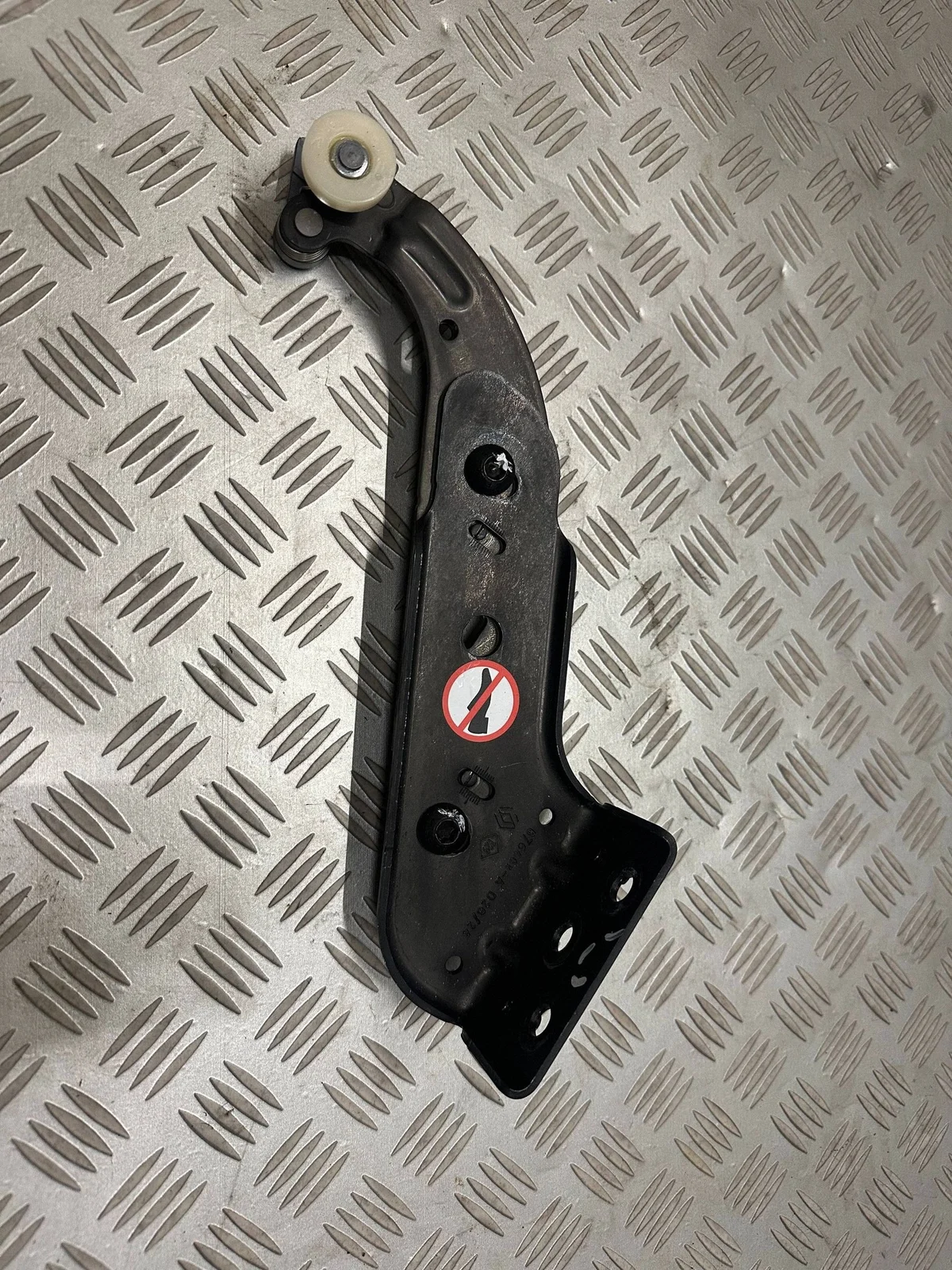 Renault Master IV liukuoven yläkannatin 67640R