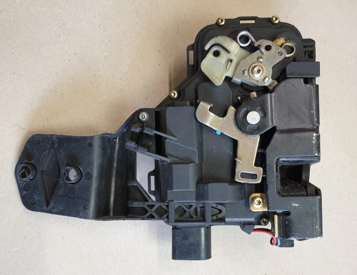 VW Passat B5 Deurslot Rechtsvoor 3B0837868