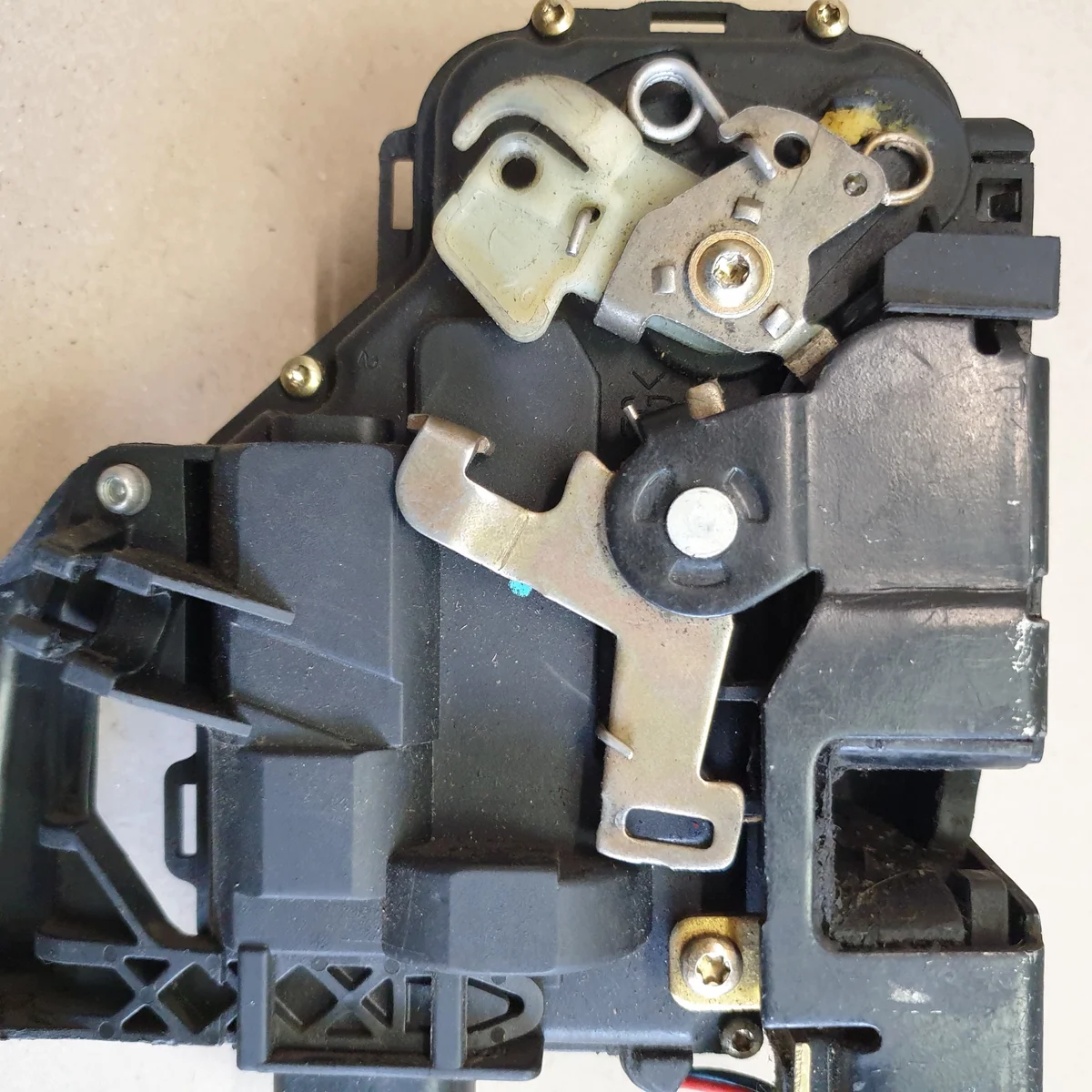 Cerradura Puerta Delantera Derecha VW Passat B5 3B0837868 OE