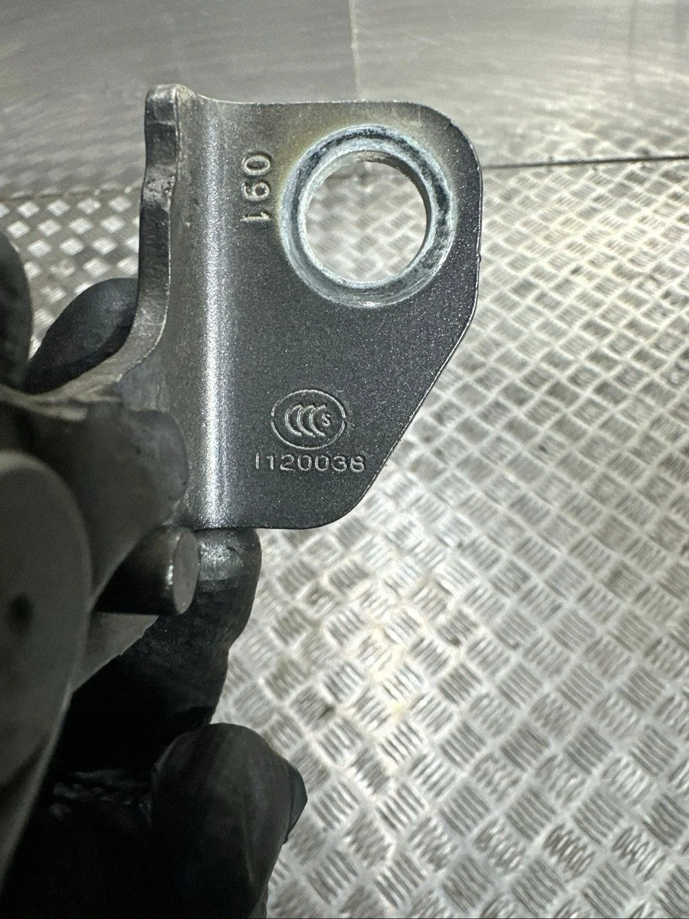 Front Door Hinges Chrysler Pacifica 1120038 image 5