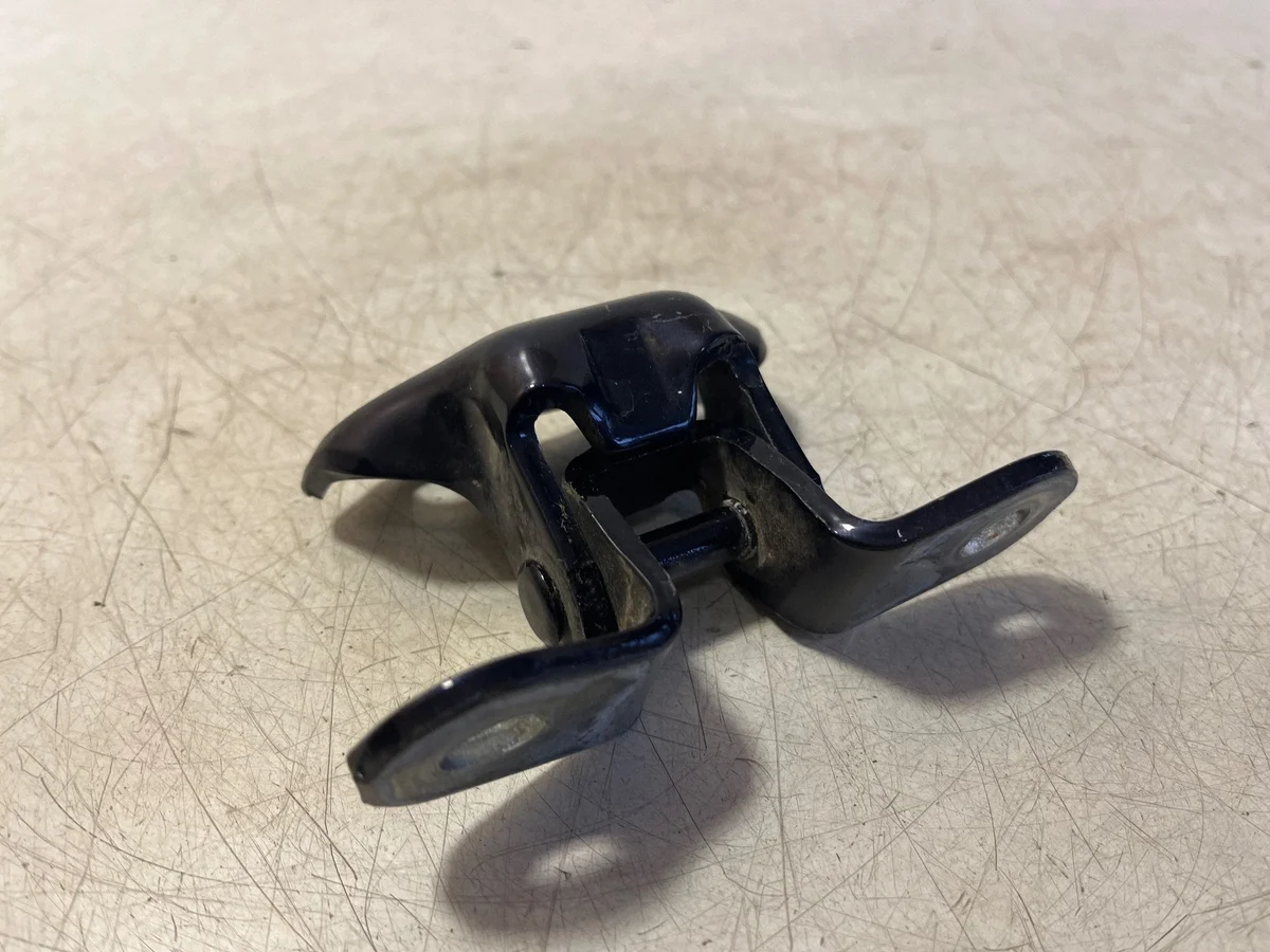 Lexus ES 300h Lower Front Hinge Left VAL333895 image 3